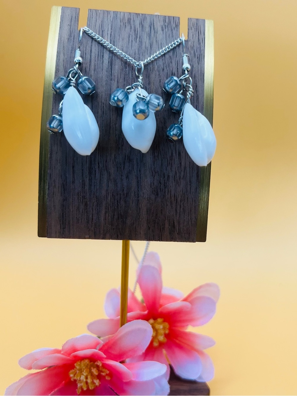 Elegant White Sea shell Pendant Necklace and Earrings Set